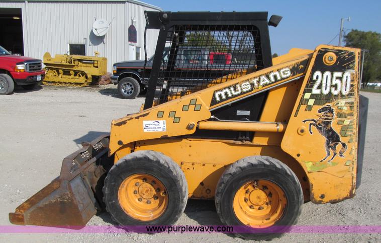 image for item E4999 2001 Mustang 2050 skid steer