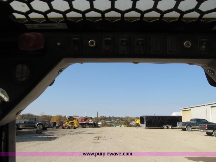 image for item E4999 2001 Mustang 2050 skid steer