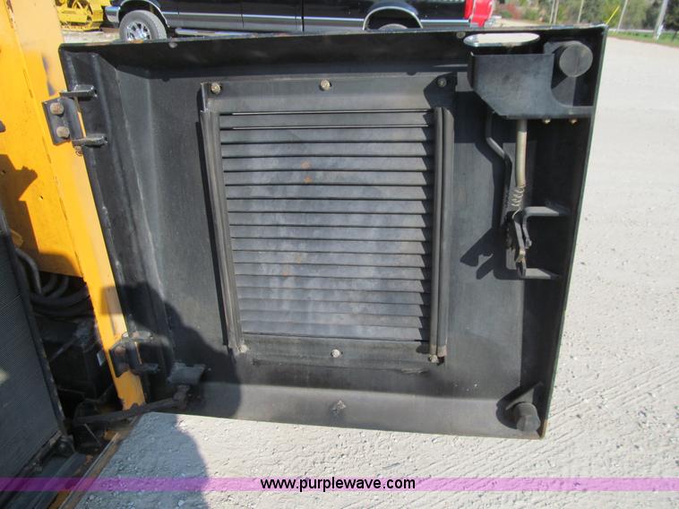 image for item E4999 2001 Mustang 2050 skid steer