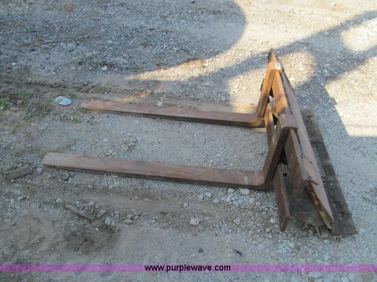 image for item E4999 2001 Mustang 2050 skid steer