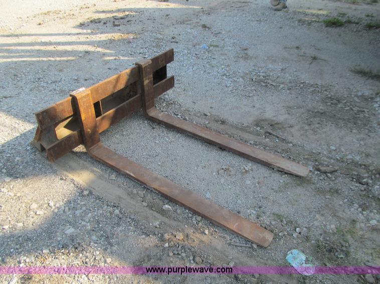 image for item E4999 2001 Mustang 2050 skid steer