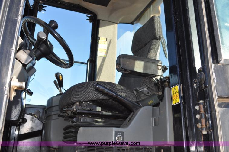 image for item F2107 2006 Caterpillar 930G integrated tool carrier