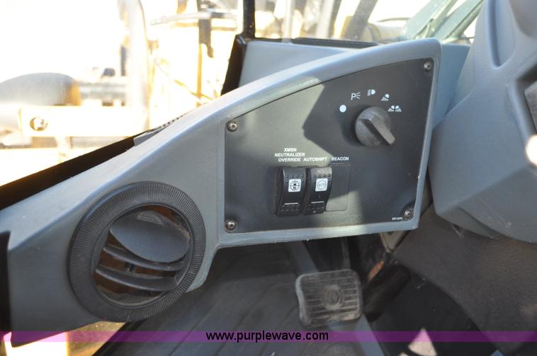 image for item F2107 2006 Caterpillar 930G integrated tool carrier