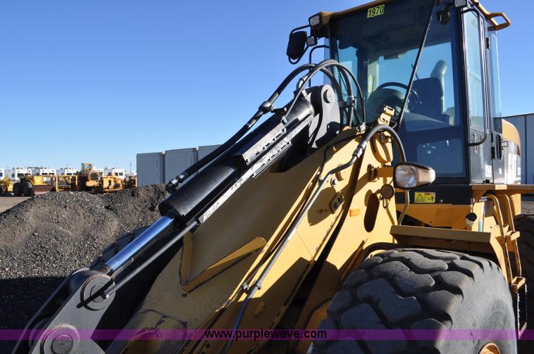 image for item F2107 2006 Caterpillar 930G integrated tool carrier