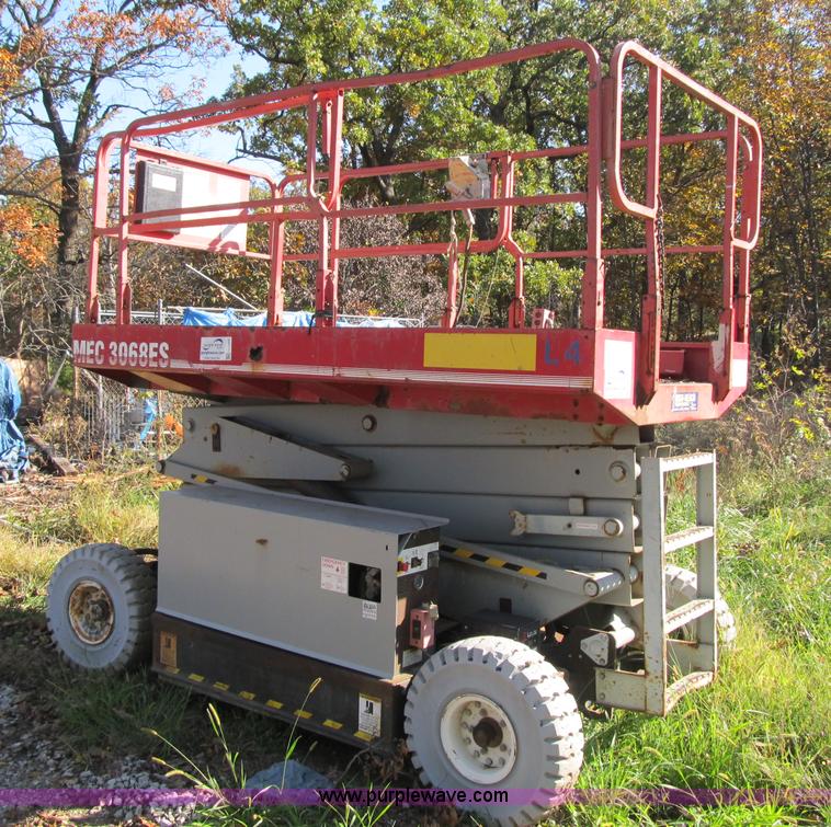 image for item G6507 1999 Mec 3068ES scissor lift