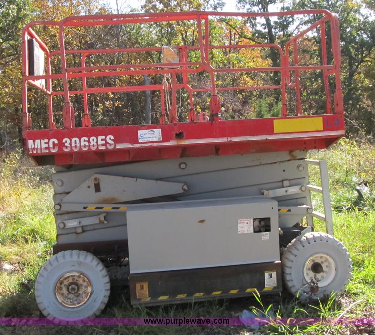 image for item G6507 1999 Mec 3068ES scissor lift