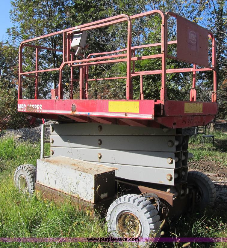 image for item G6507 1999 Mec 3068ES scissor lift