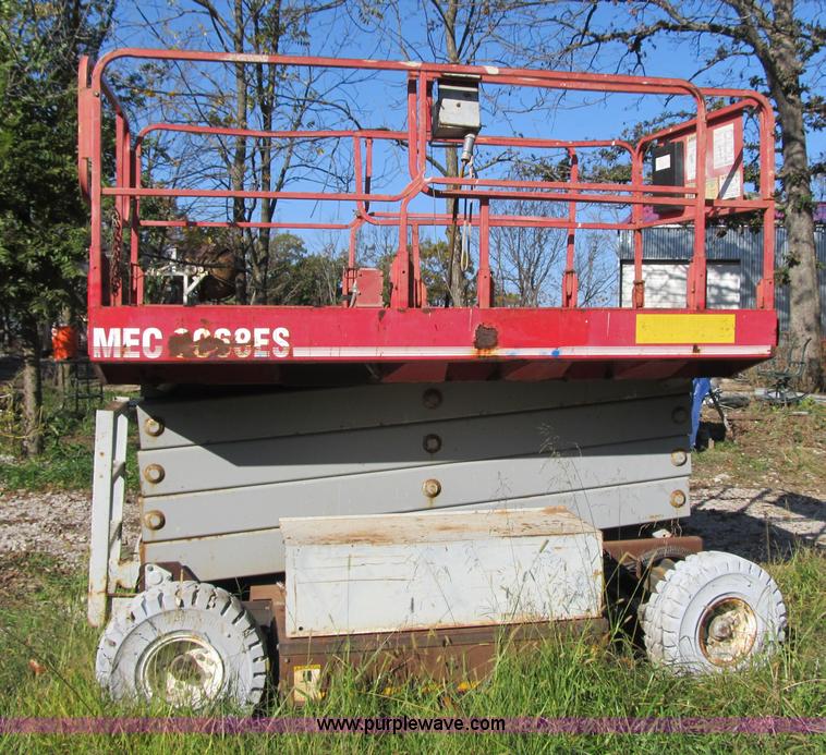 image for item G6507 1999 Mec 3068ES scissor lift
