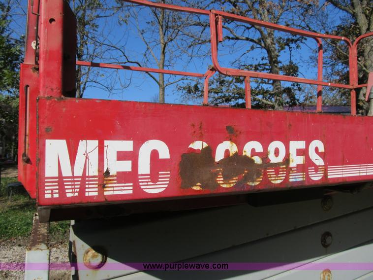 image for item G6507 1999 Mec 3068ES scissor lift