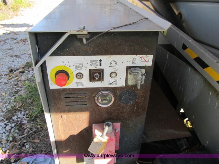 image for item G6507 1999 Mec 3068ES scissor lift