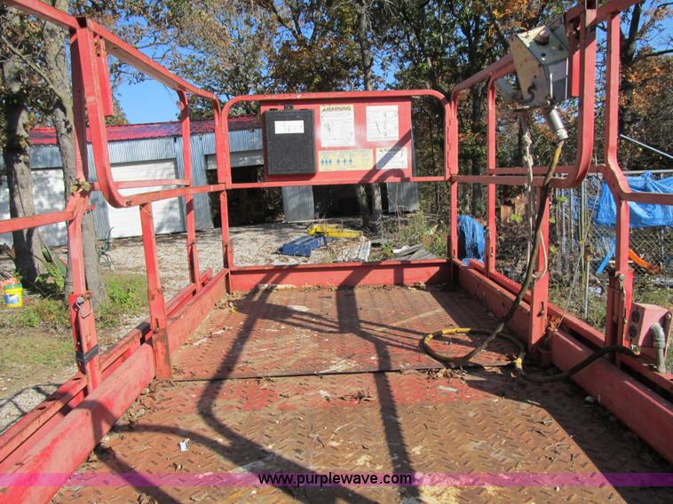 image for item G6507 1999 Mec 3068ES scissor lift