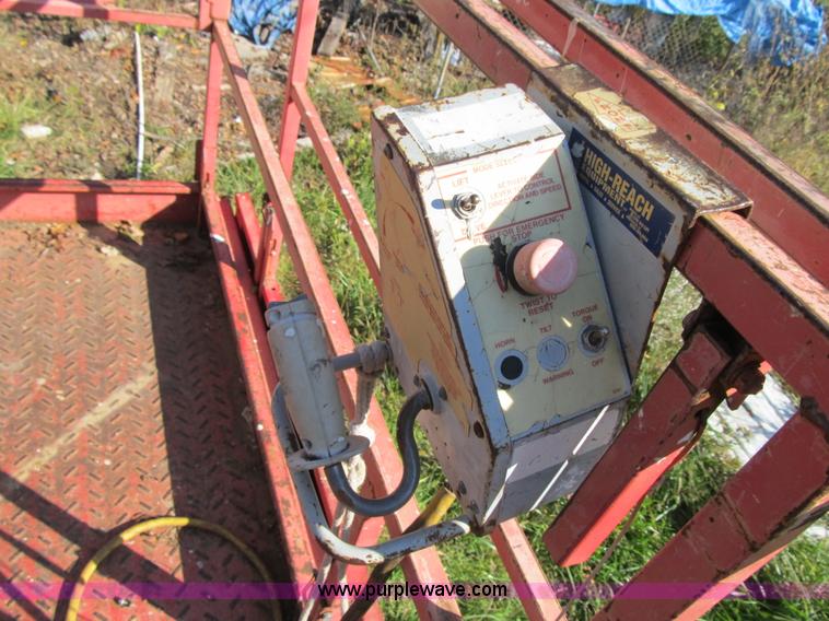 image for item G6507 1999 Mec 3068ES scissor lift