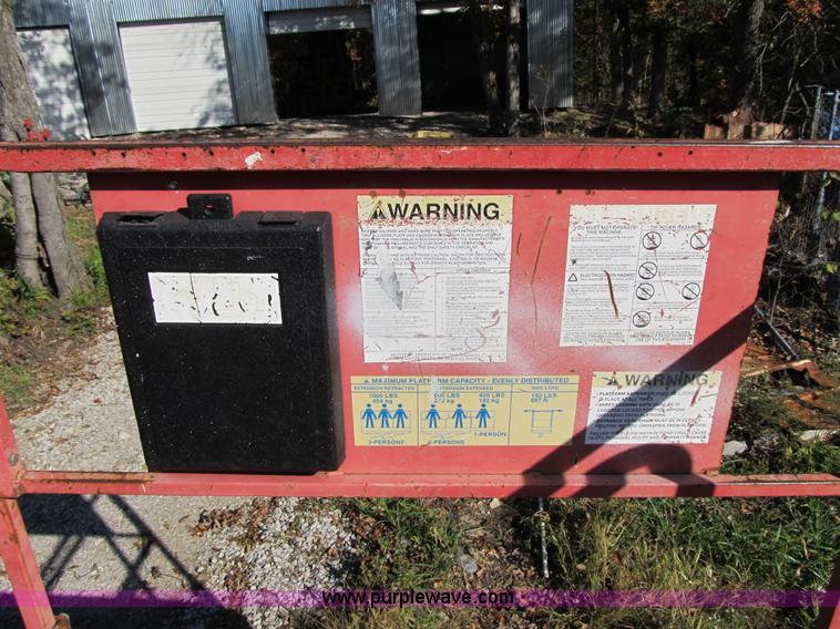 image for item G6507 1999 Mec 3068ES scissor lift