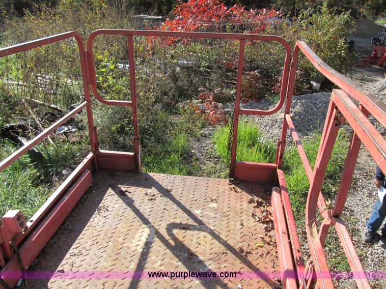 image for item G6507 1999 Mec 3068ES scissor lift