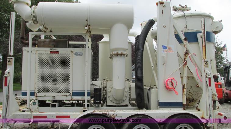 image for item G9092 1999 Vector 07019 vacuum trailer