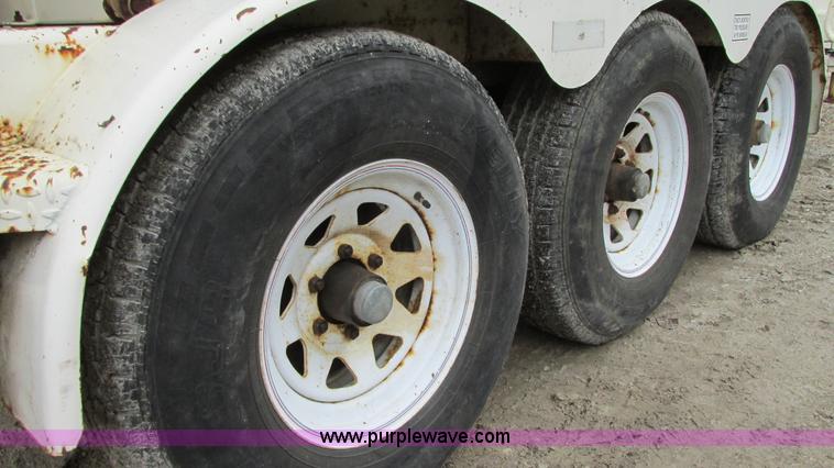 image for item G9092 1999 Vector 07019 vacuum trailer