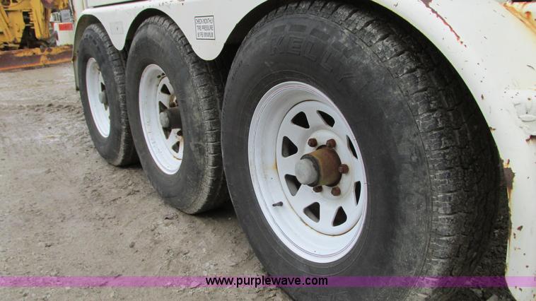 image for item G9092 1999 Vector 07019 vacuum trailer