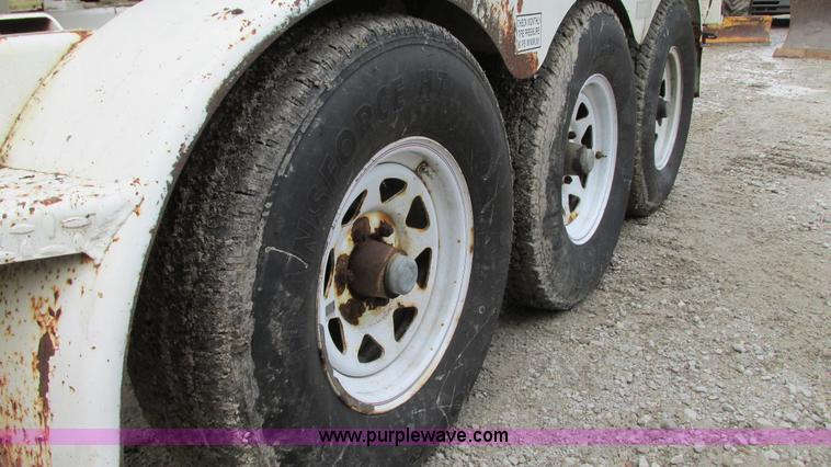 image for item G9092 1999 Vector 07019 vacuum trailer