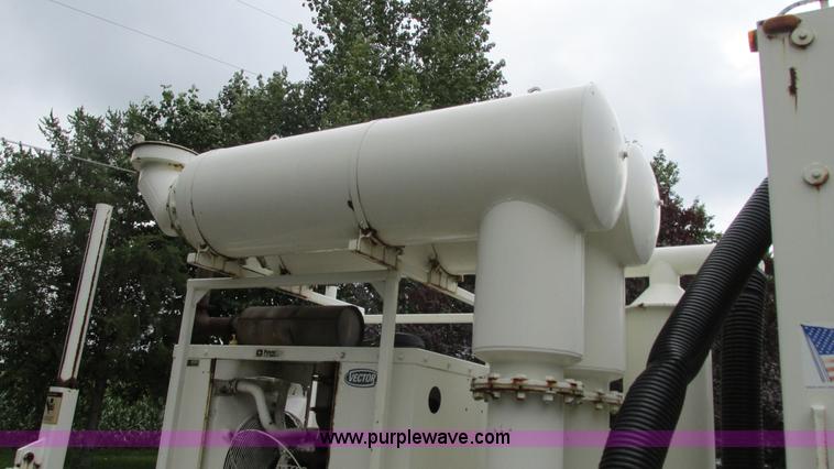 image for item G9092 1999 Vector 07019 vacuum trailer