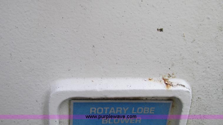 image for item G9092 1999 Vector 07019 vacuum trailer