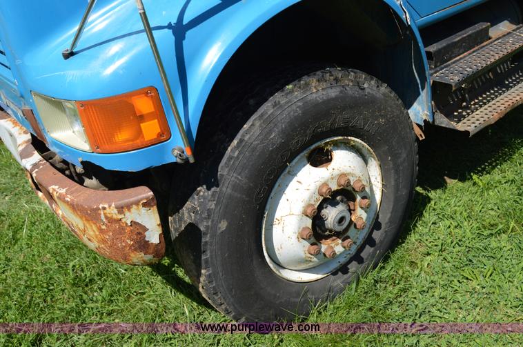 image for item H2871 1993 International 4900 crane truck