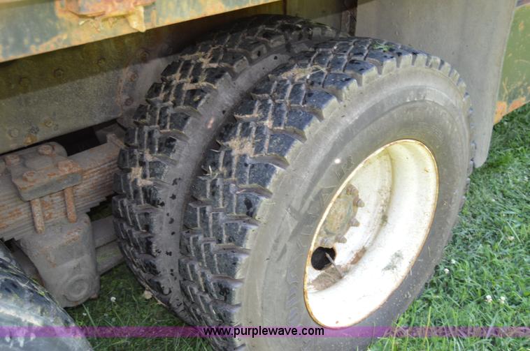 image for item H2871 1993 International 4900 crane truck