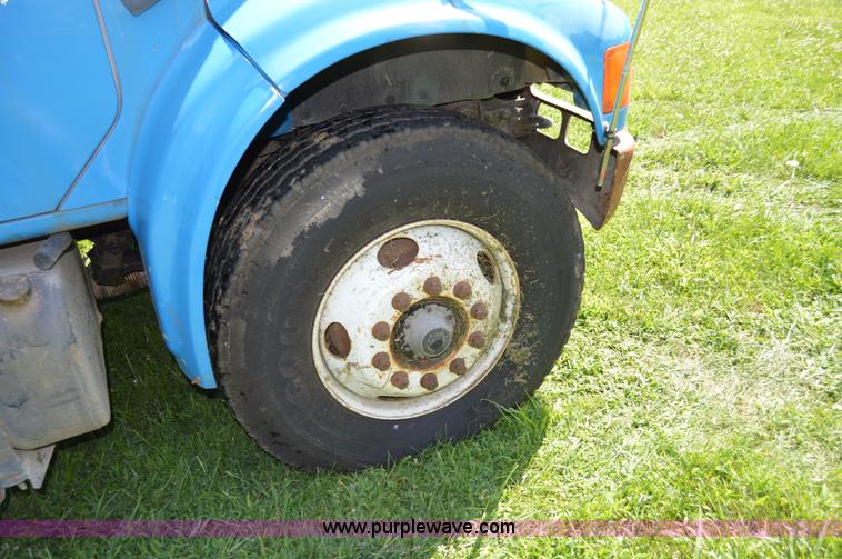 image for item H2871 1993 International 4900 crane truck