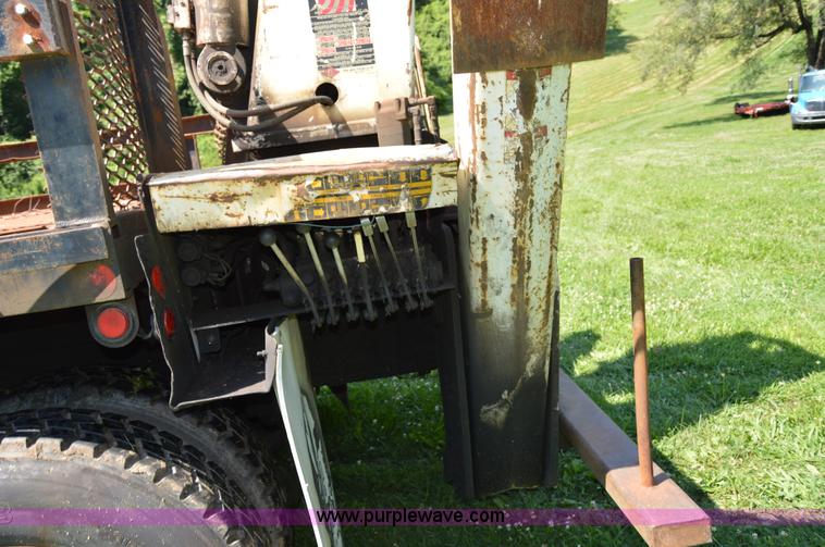 image for item H2871 1993 International 4900 crane truck