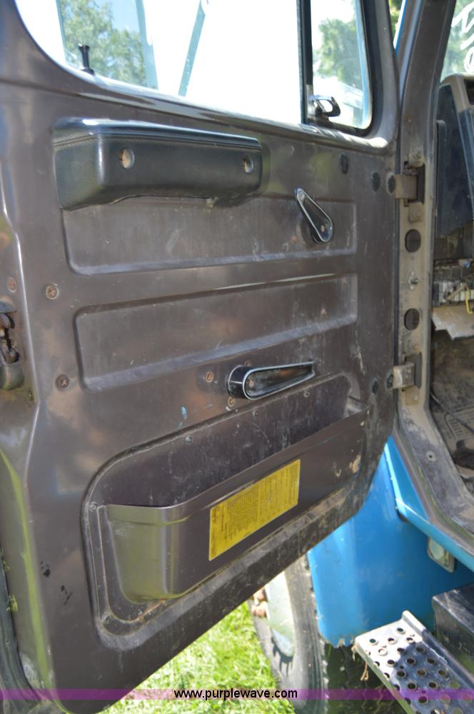 image for item H2871 1993 International 4900 crane truck