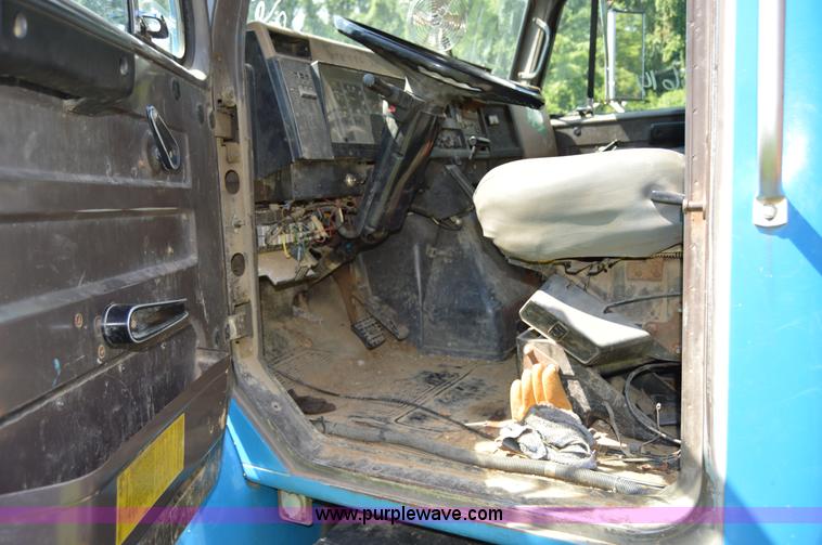 image for item H2871 1993 International 4900 crane truck