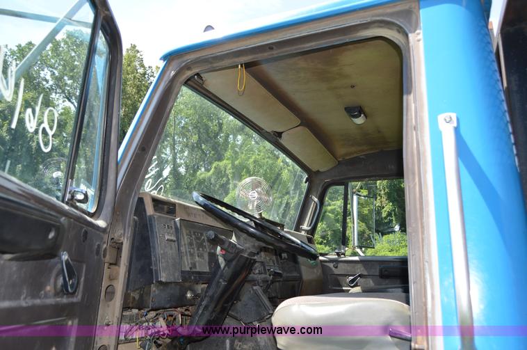 image for item H2871 1993 International 4900 crane truck
