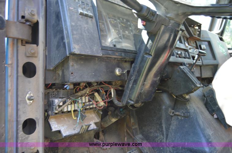 image for item H2871 1993 International 4900 crane truck