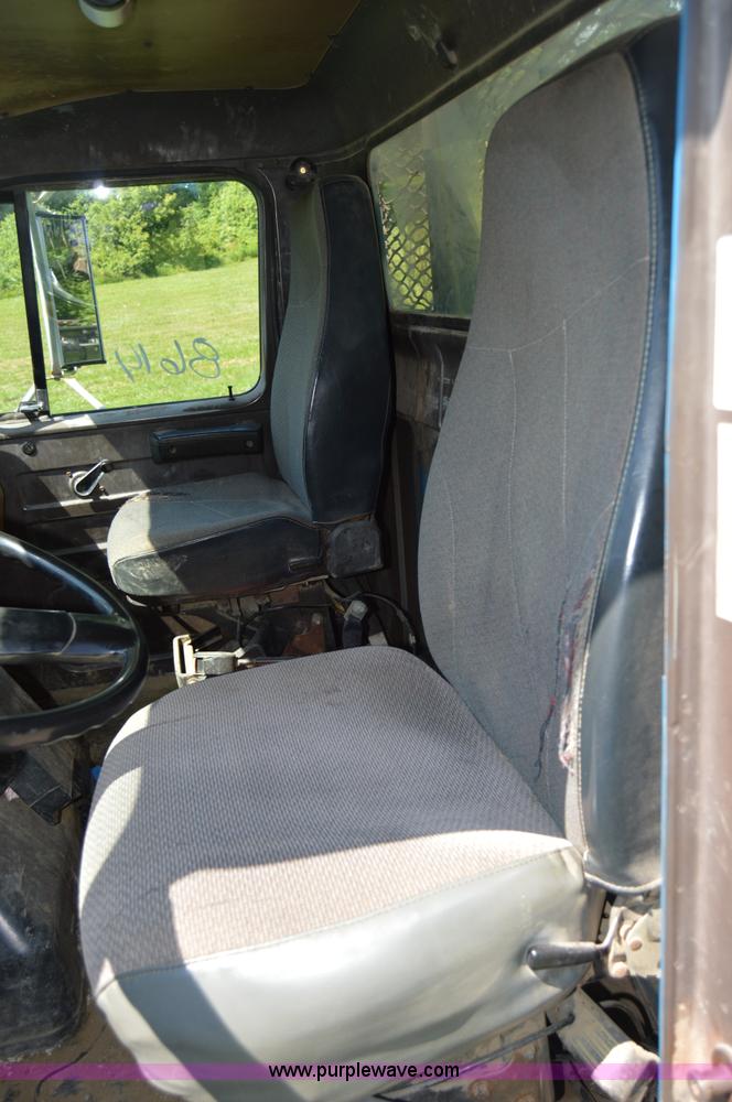 image for item H2871 1993 International 4900 crane truck