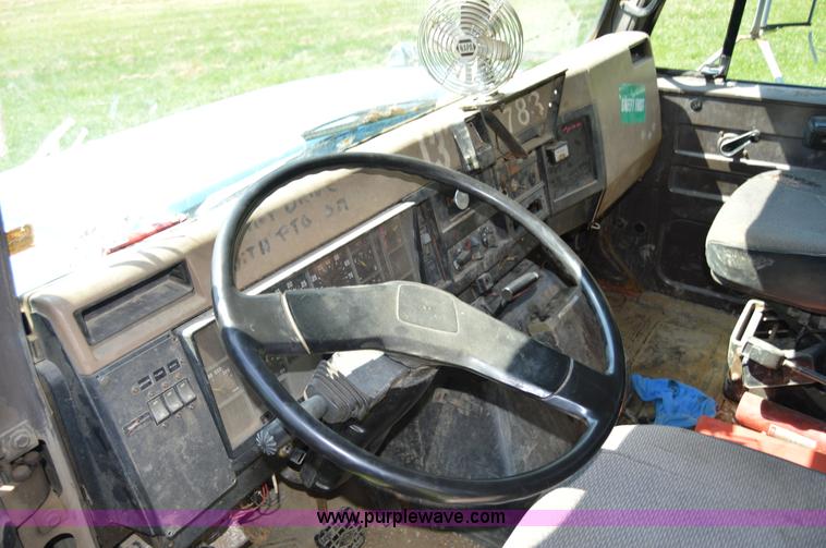 image for item H2871 1993 International 4900 crane truck