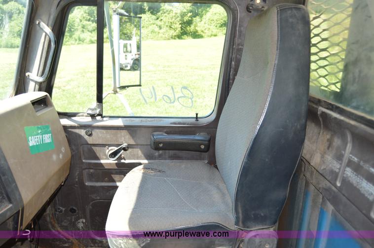 image for item H2871 1993 International 4900 crane truck