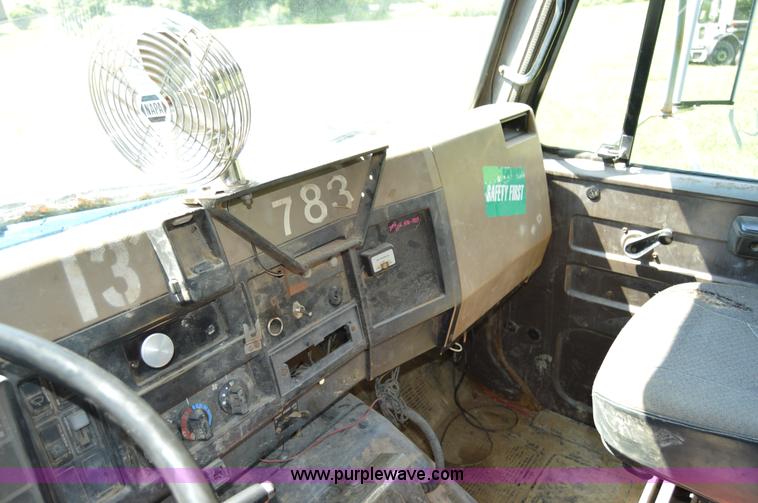 image for item H2871 1993 International 4900 crane truck