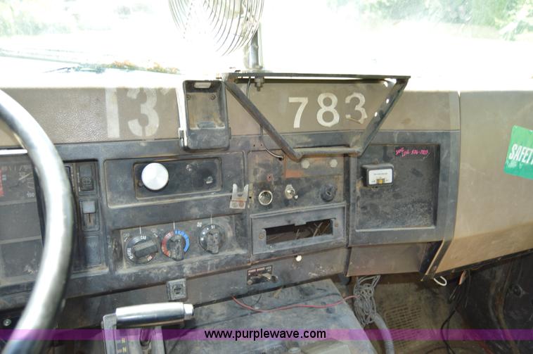 image for item H2871 1993 International 4900 crane truck