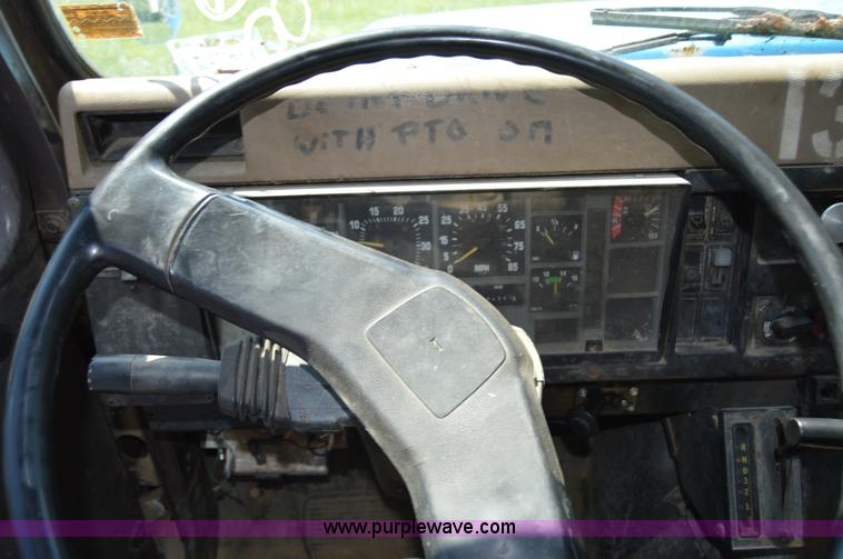 image for item H2871 1993 International 4900 crane truck