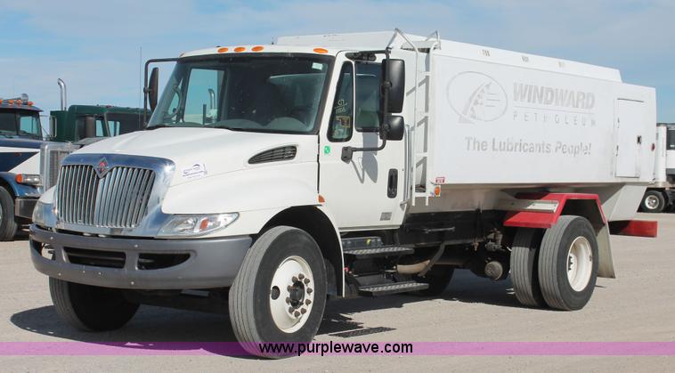 image for item H5540 2007 International DuraStar 4400 fuel truck