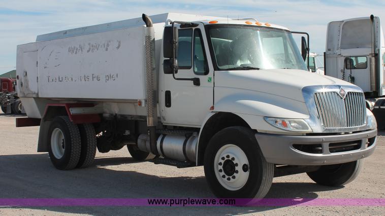 image for item H5540 2007 International DuraStar 4400 fuel truck