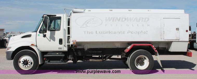 image for item H5540 2007 International DuraStar 4400 fuel truck