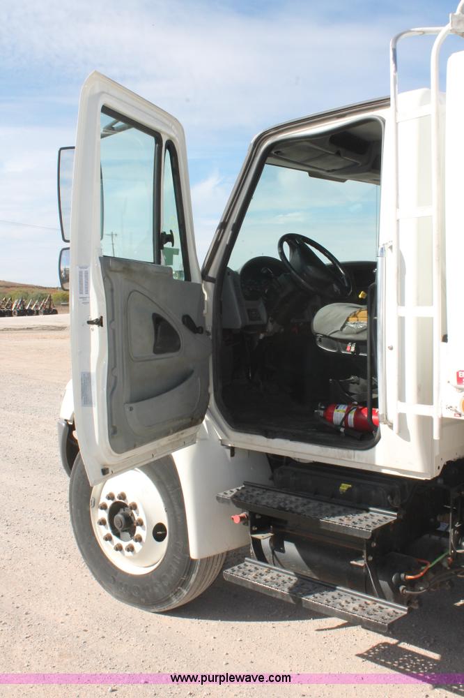 image for item H5540 2007 International DuraStar 4400 fuel truck