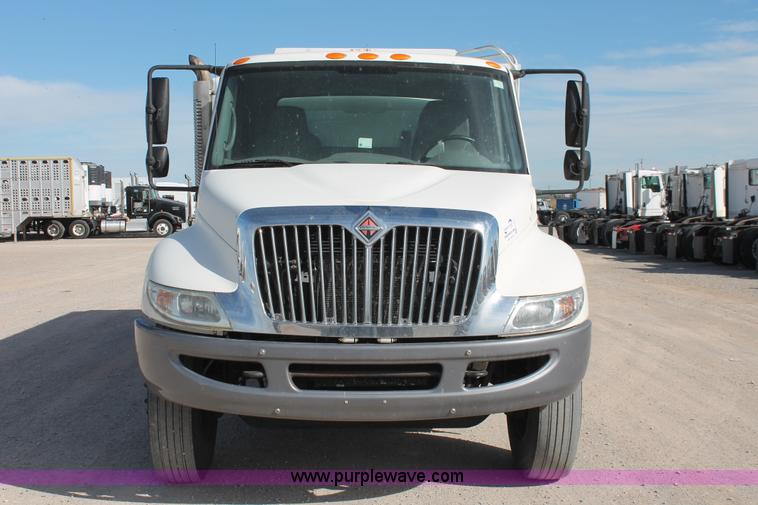 image for item H5540 2007 International DuraStar 4400 fuel truck