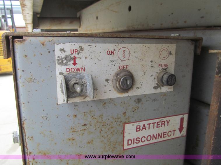 image for item H9463 Mec 1948 HT electric scissor lift