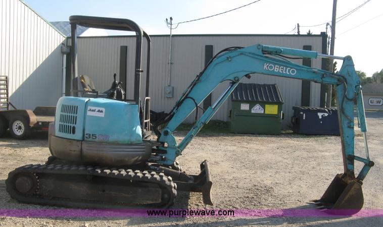 image for item H9478 2000 Kobelco 35SR compact excavator