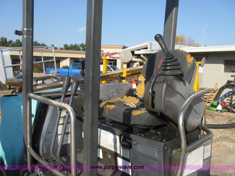 image for item H9478 2000 Kobelco 35SR compact excavator