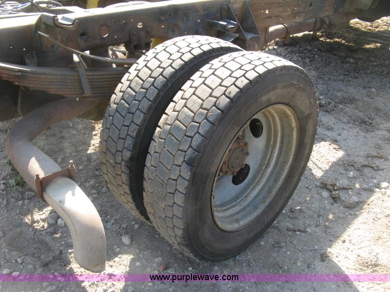 image for item H9479 1999 Ford F550 Super Duty XL cab and chassis