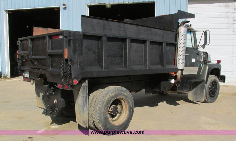 image for item I4121 1987 Ford L8000 dump truck