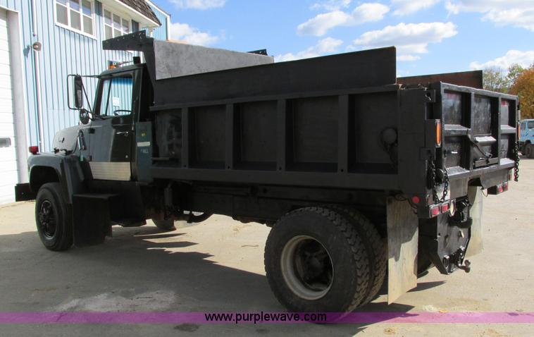 image for item I4121 1987 Ford L8000 dump truck