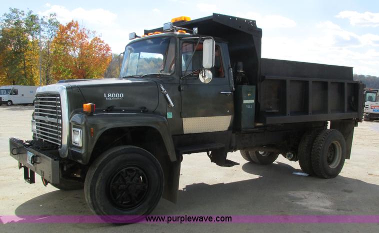 image for item I4121 1987 Ford L8000 dump truck